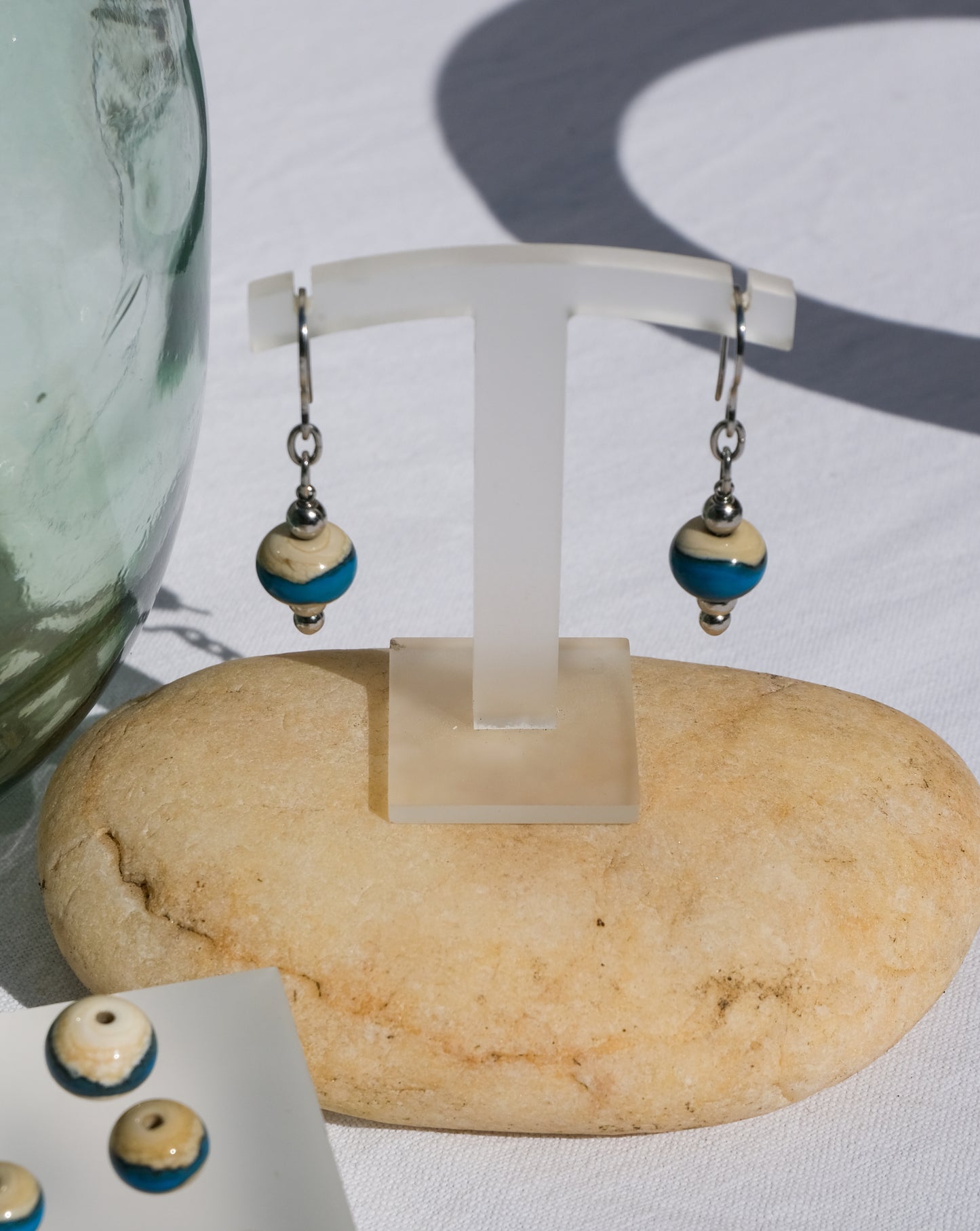 Boucles d'oreilles beige et bleu en verre de Murano