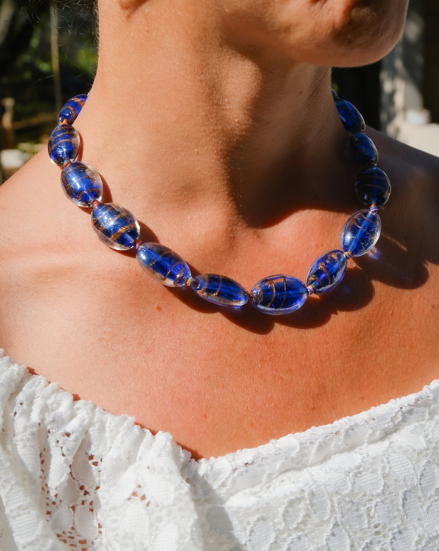 Collier en perles Murano bleu profond avec reflets dorés