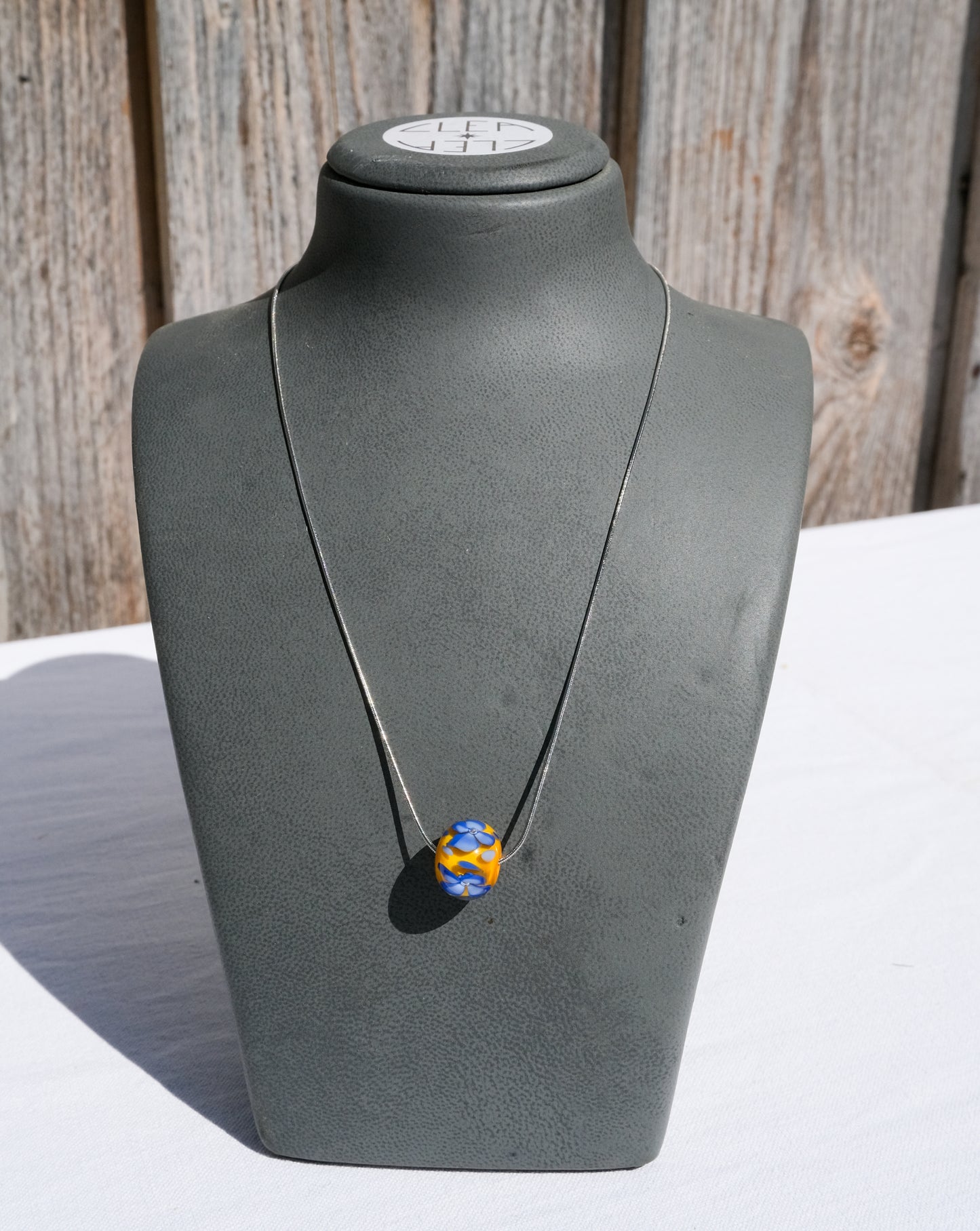 Collier délicat en verre de Murano jaune et bleu