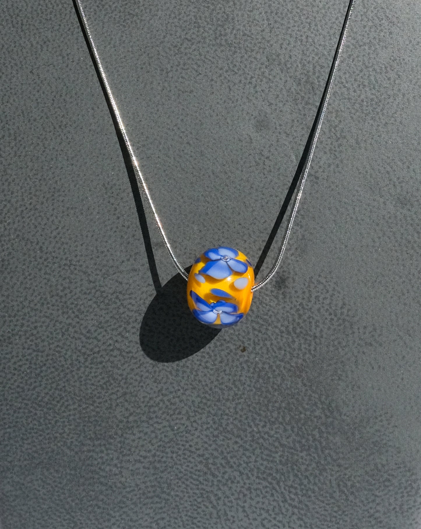 Collier délicat en verre de Murano jaune et bleu
