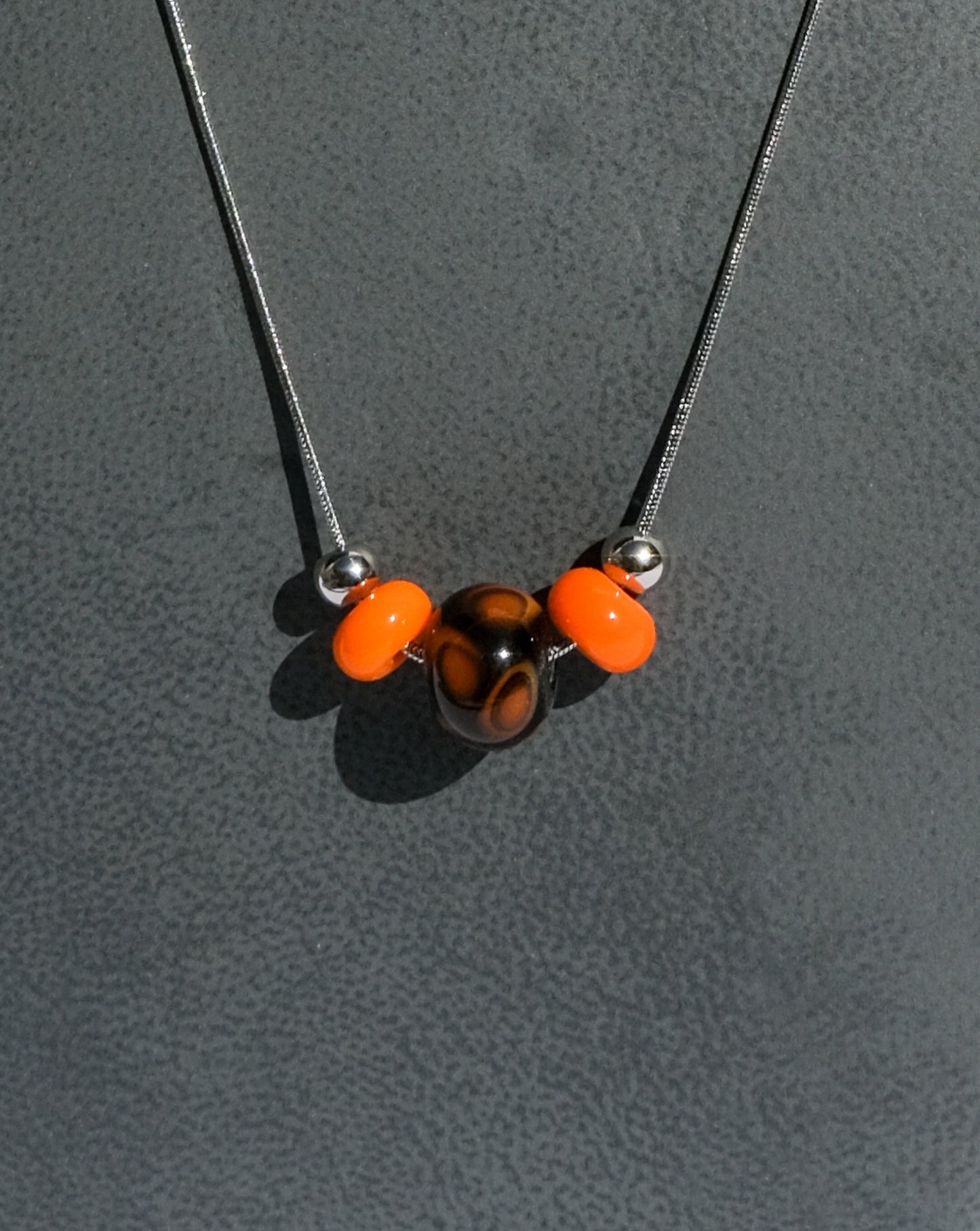 Collier en verre de Murano noir et orange