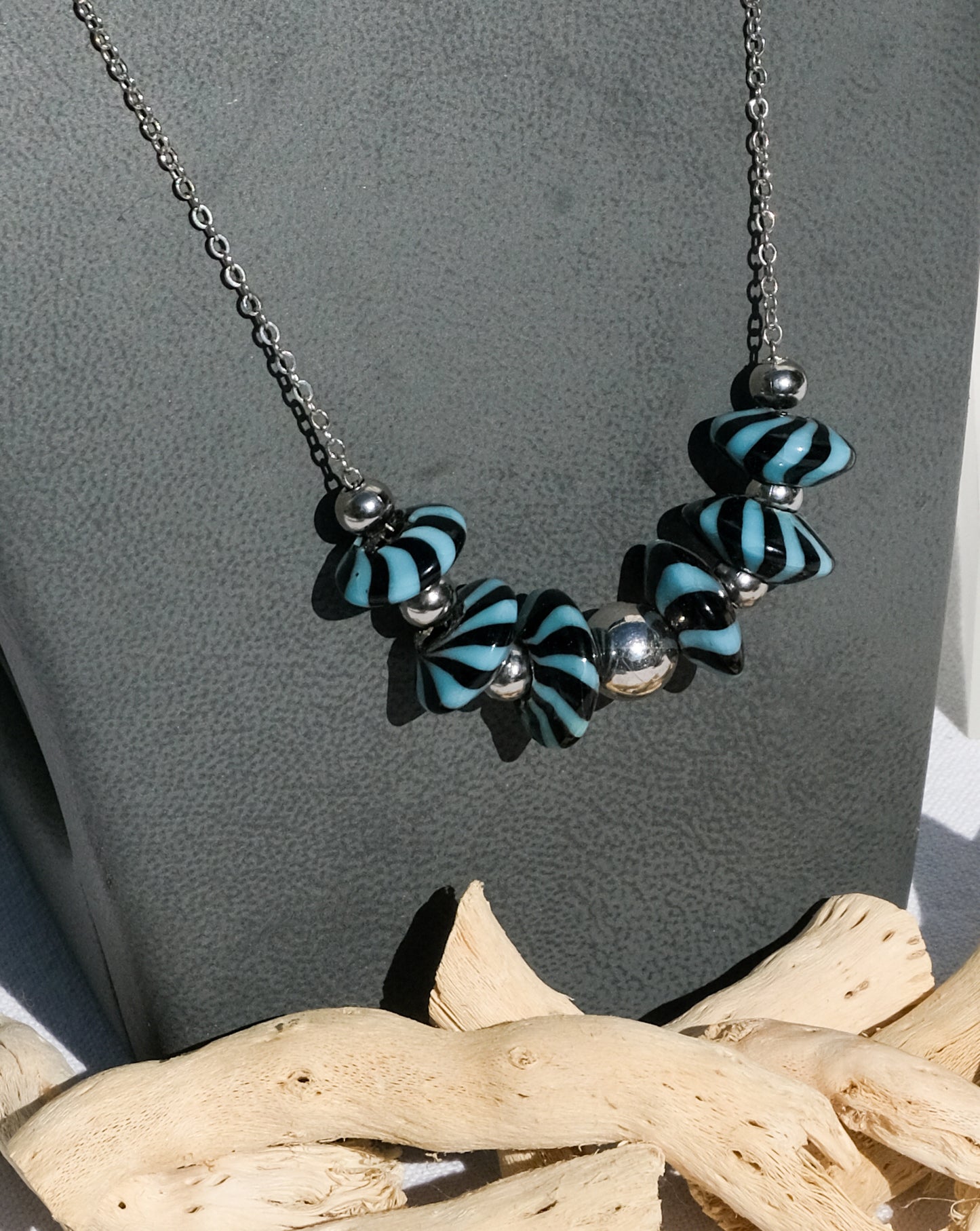 Collier noir et bleu en verre de Murano