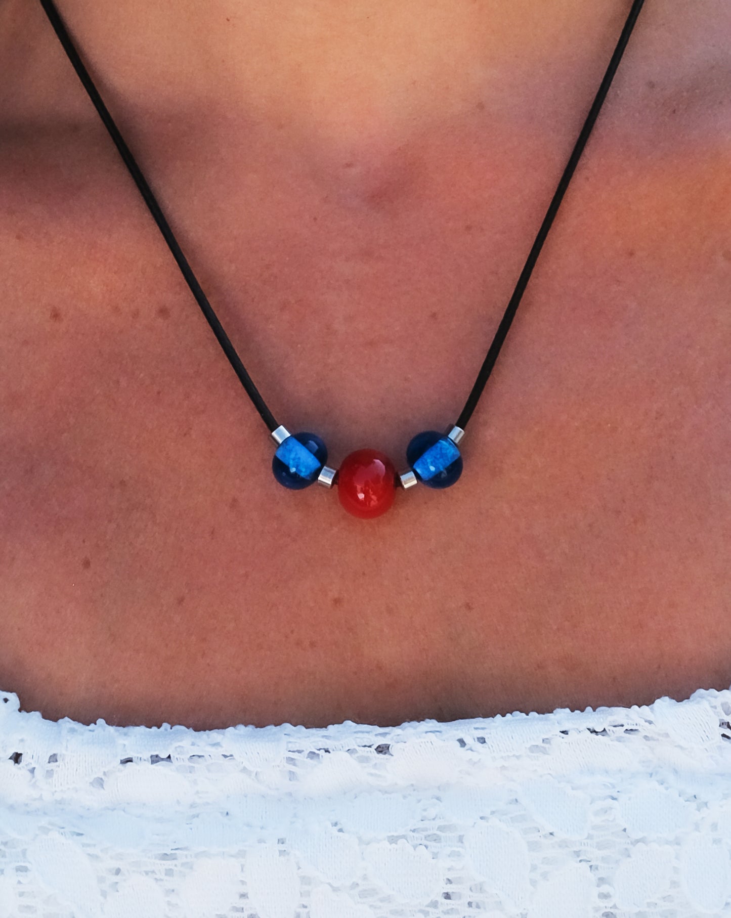 Collier minimaliste en verre de Murano bleu et rouge