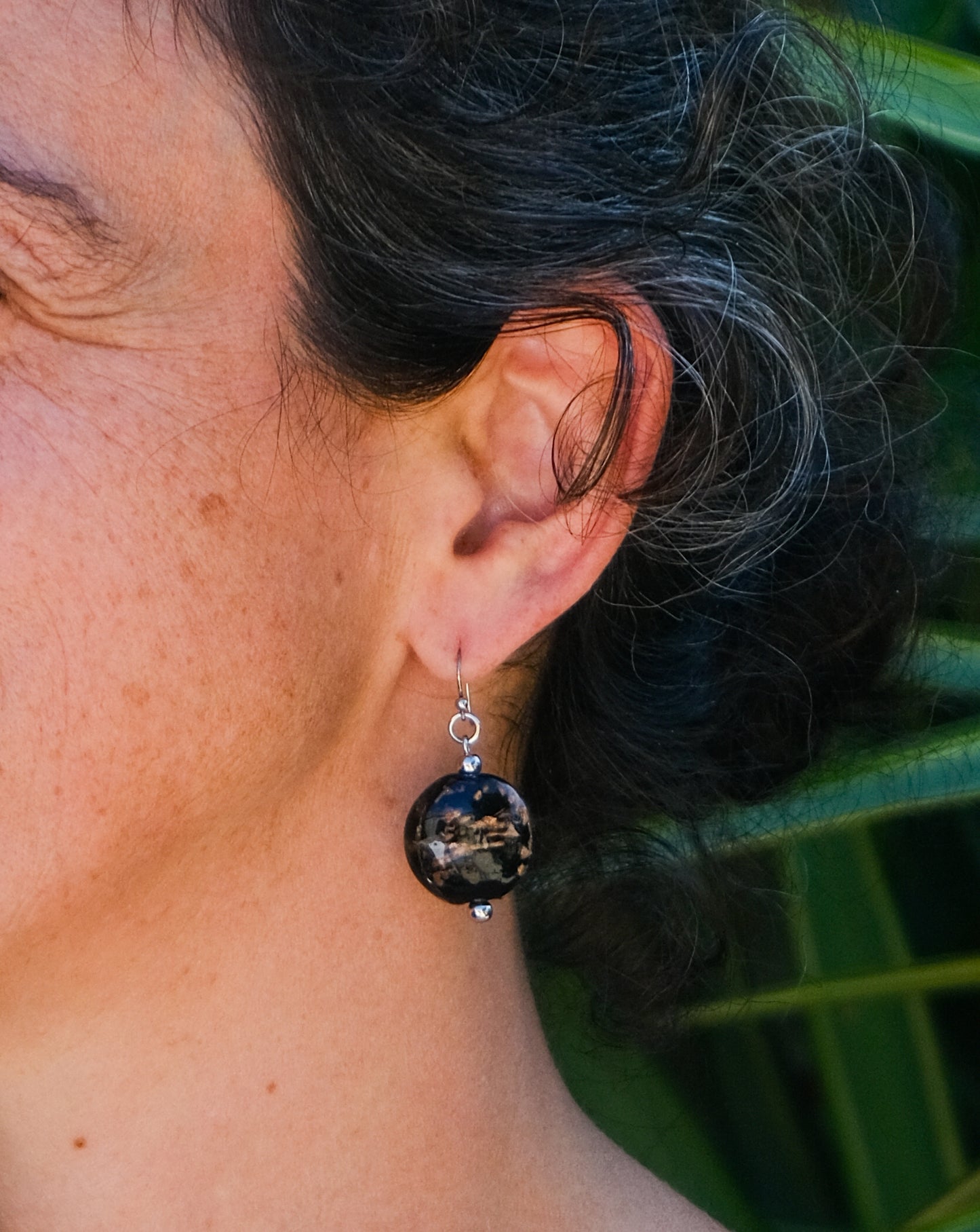 Boucles d'oreilles en verre de Murano noir et doré