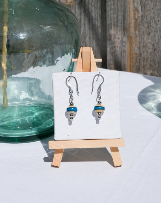 Boucles d'oreilles beige et bleu en verre de Murano