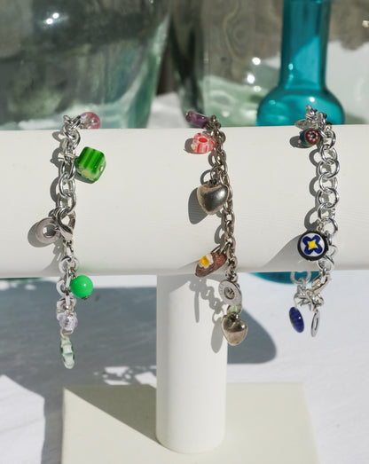 Bracelet charms bleu nuit en verre de Murano