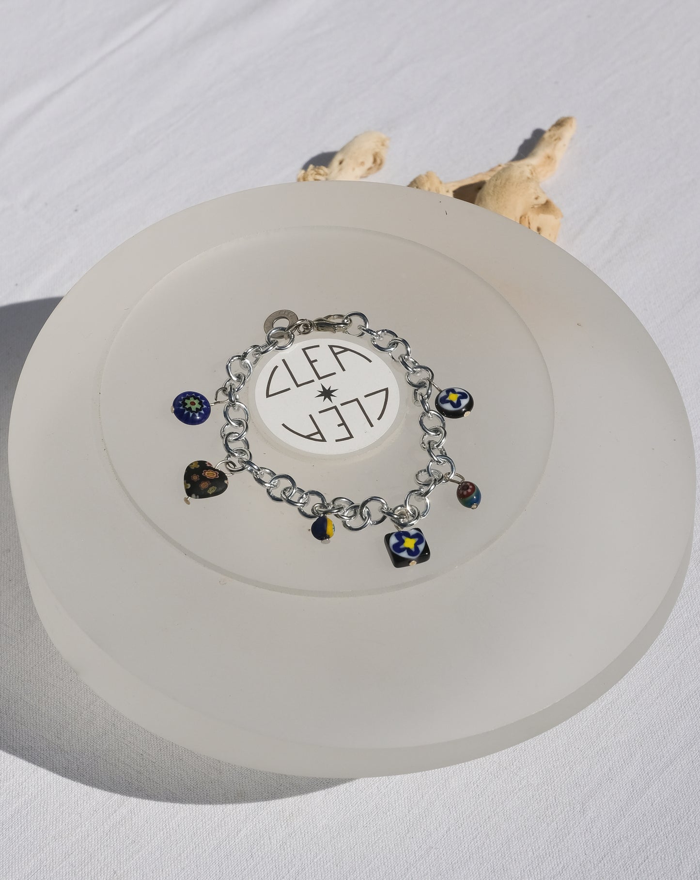 Bracelet charms bleu nuit en verre de Murano