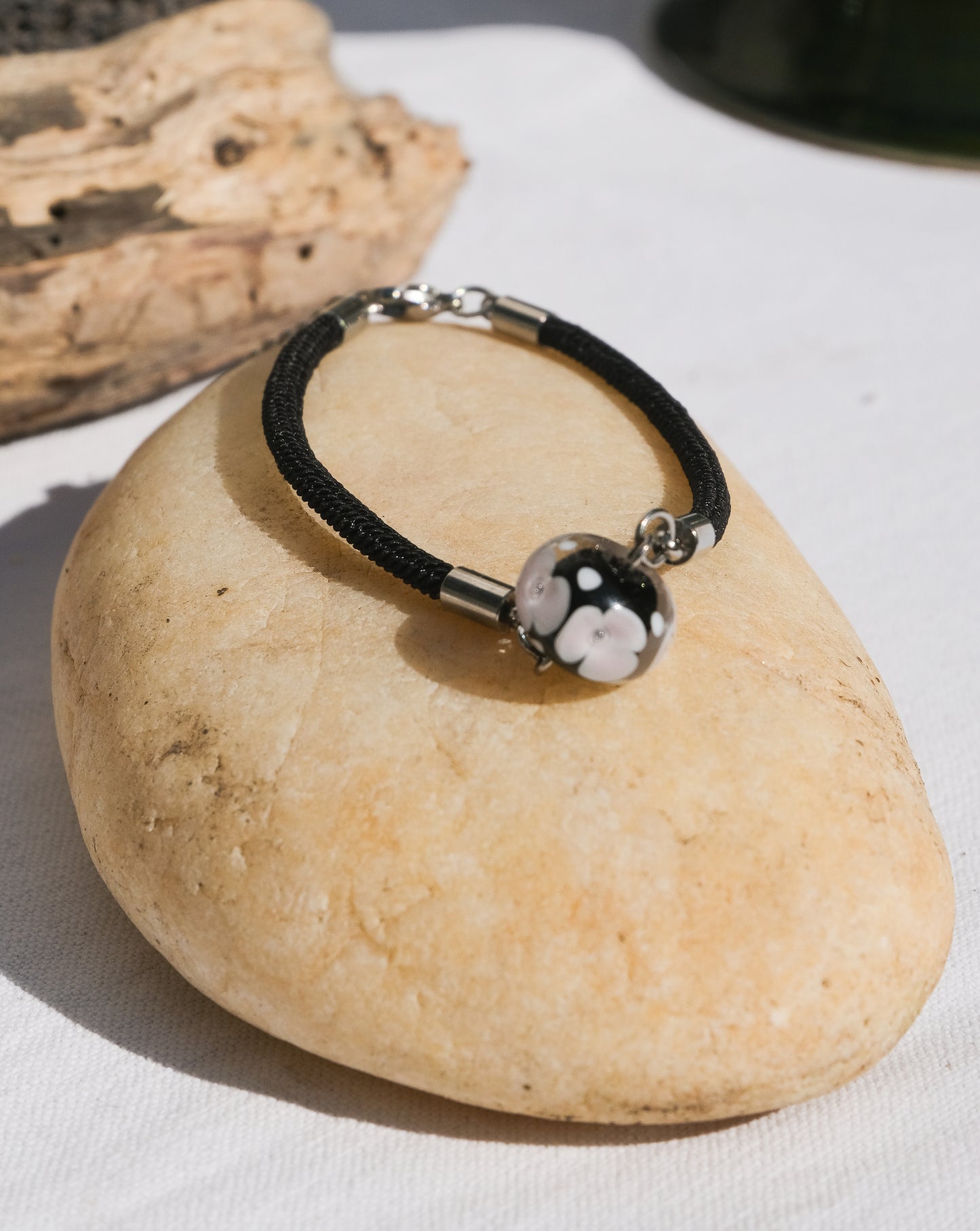 Bracelet noir fleuri en verre de Murano