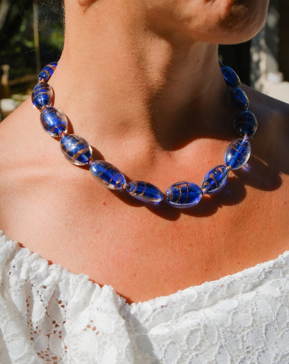 Collier en perles Murano bleu profond avec reflets dorés