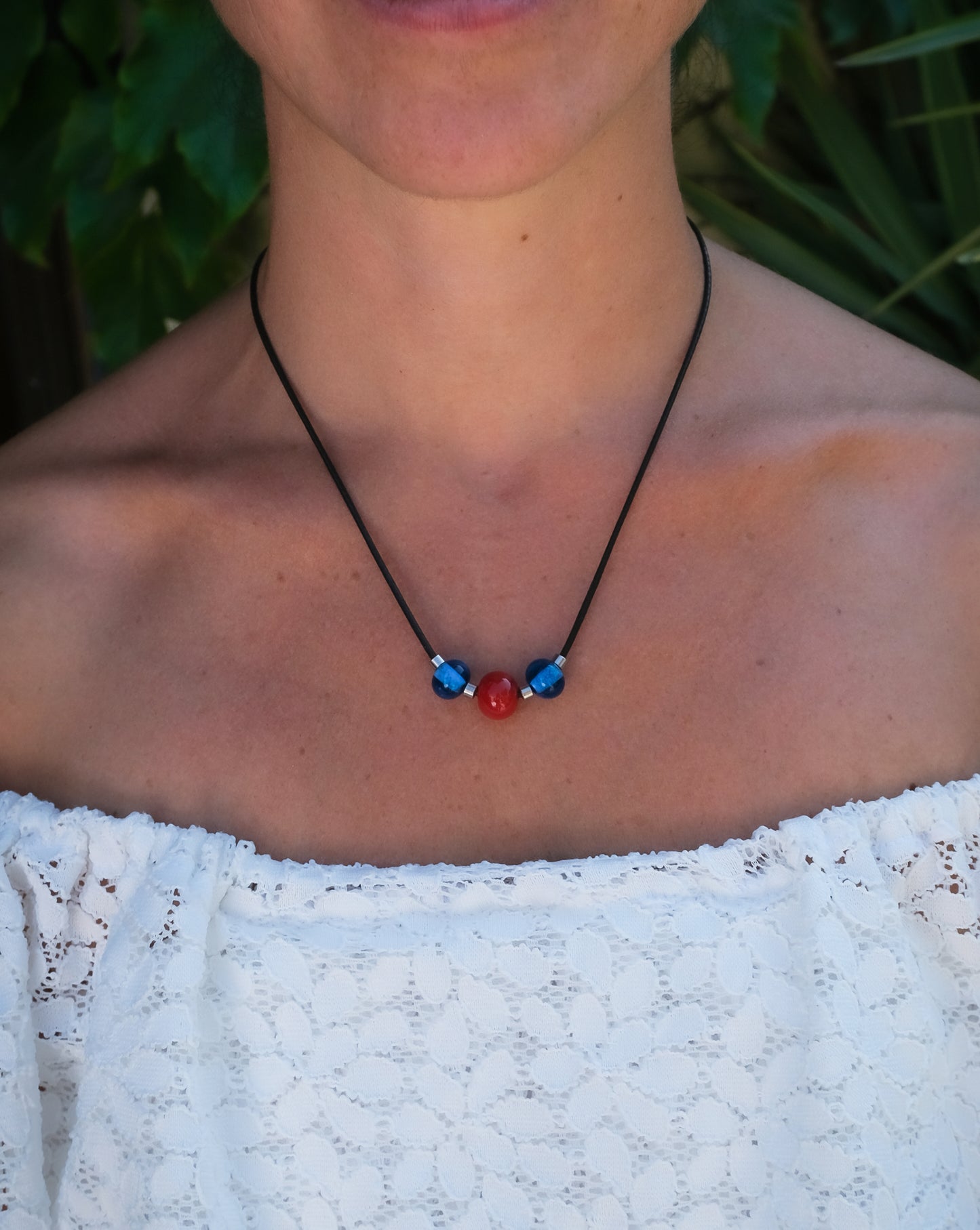 Collier minimaliste en verre de Murano bleu et rouge
