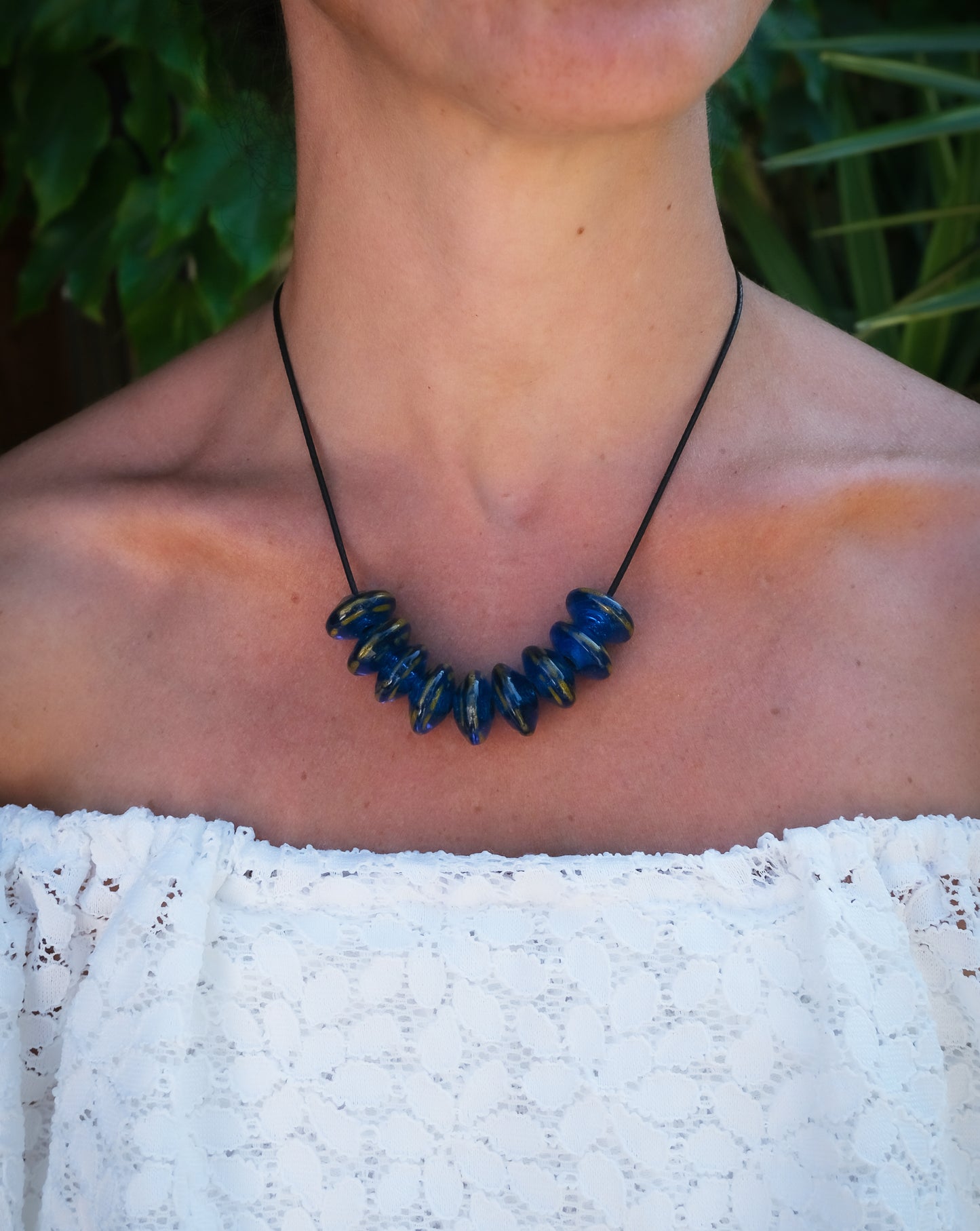 Collier en verre de Murano bleu nuit