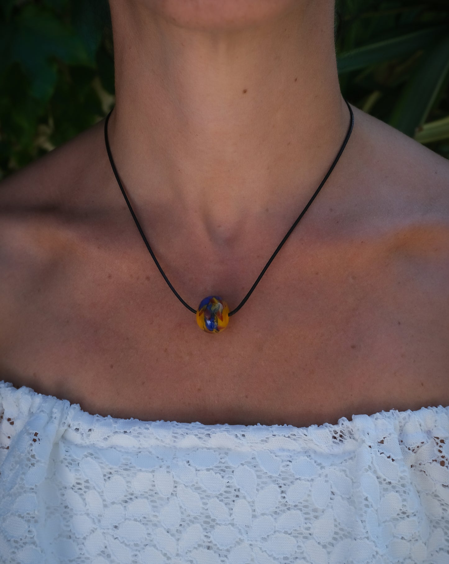 Collier en perle unique de Murano sur cordon noir