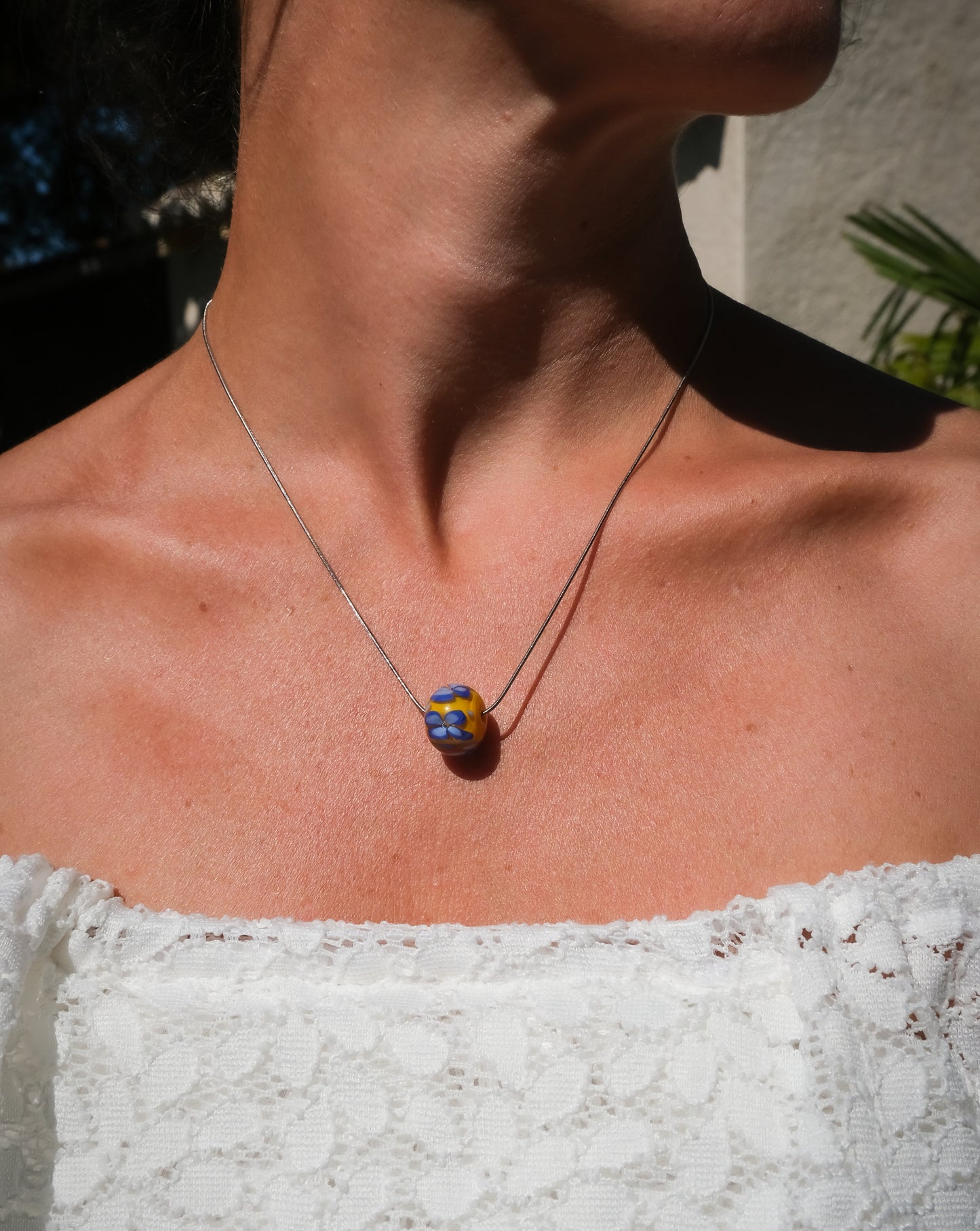 Collier délicat en verre de Murano  jaune et bleu