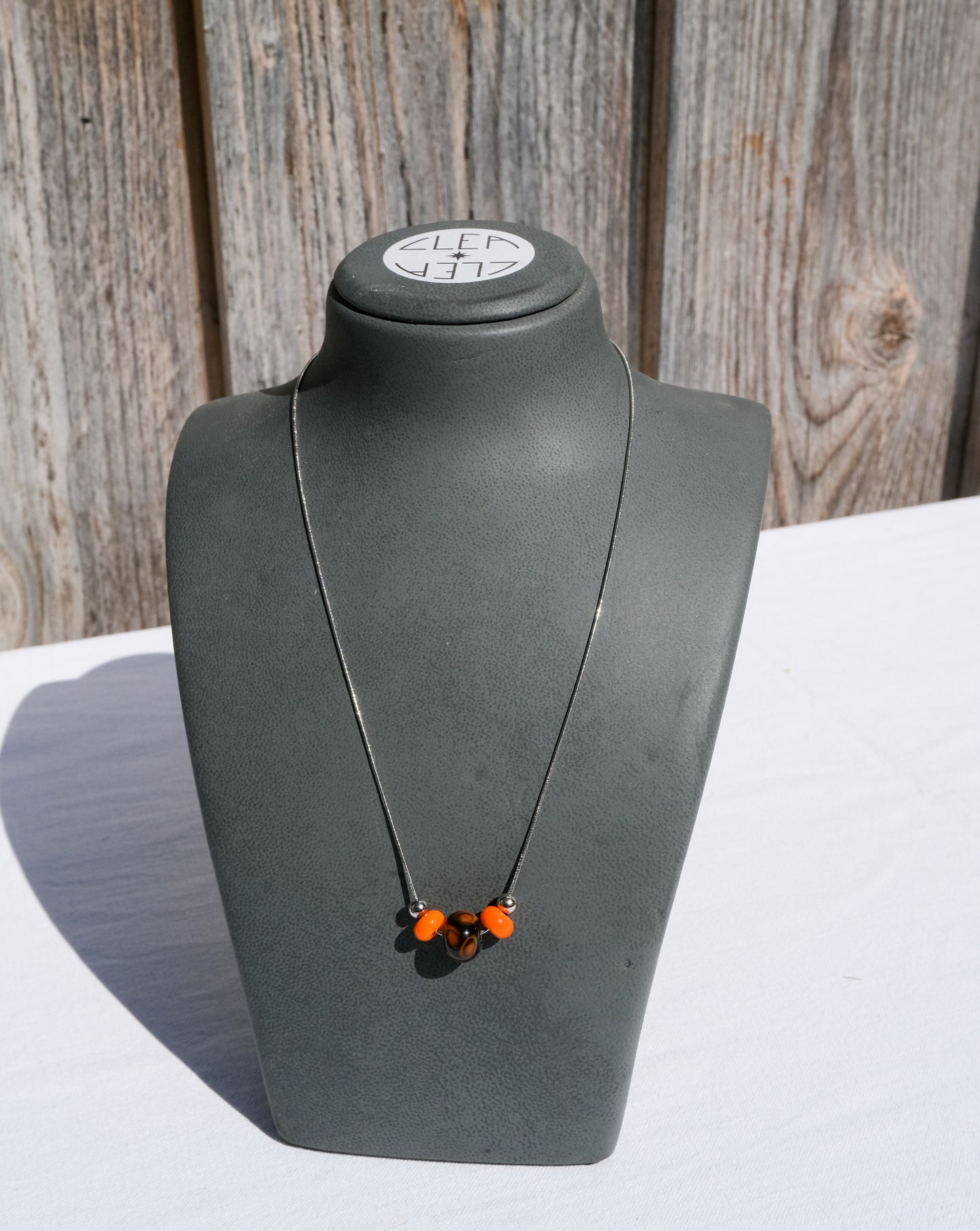 Collier en verre de Murano noir et orange