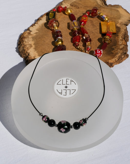 Collier noir fleuri en verre de Murano