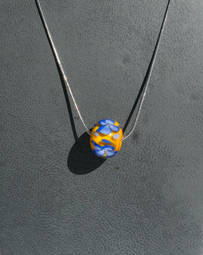 Collier délicat en verre de Murano  jaune et bleu