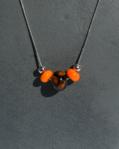 Collier en verre de Murano noir et orange