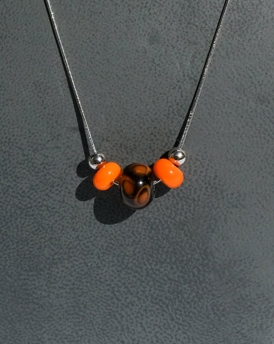 Collier en verre de Murano noir et orange