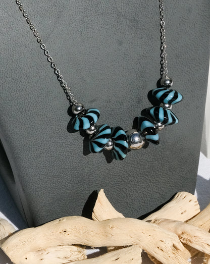 Collier noir et bleu en verre de Murano