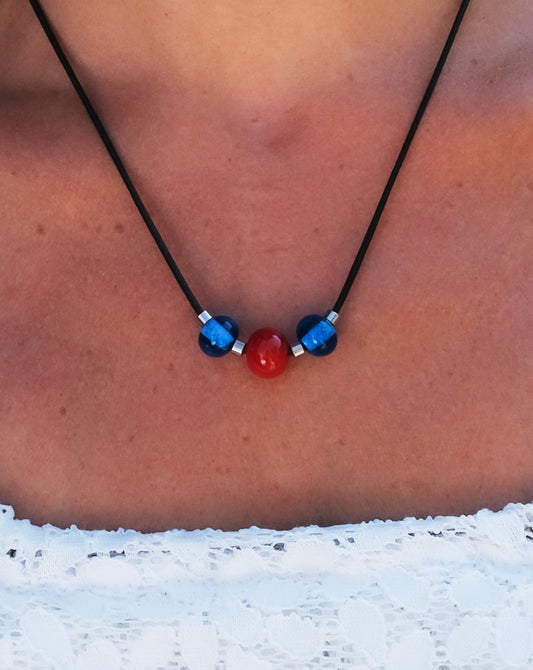 Collier minimaliste en verre de Murano bleu et rouge