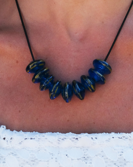 Collier en verre de Murano bleu nuit