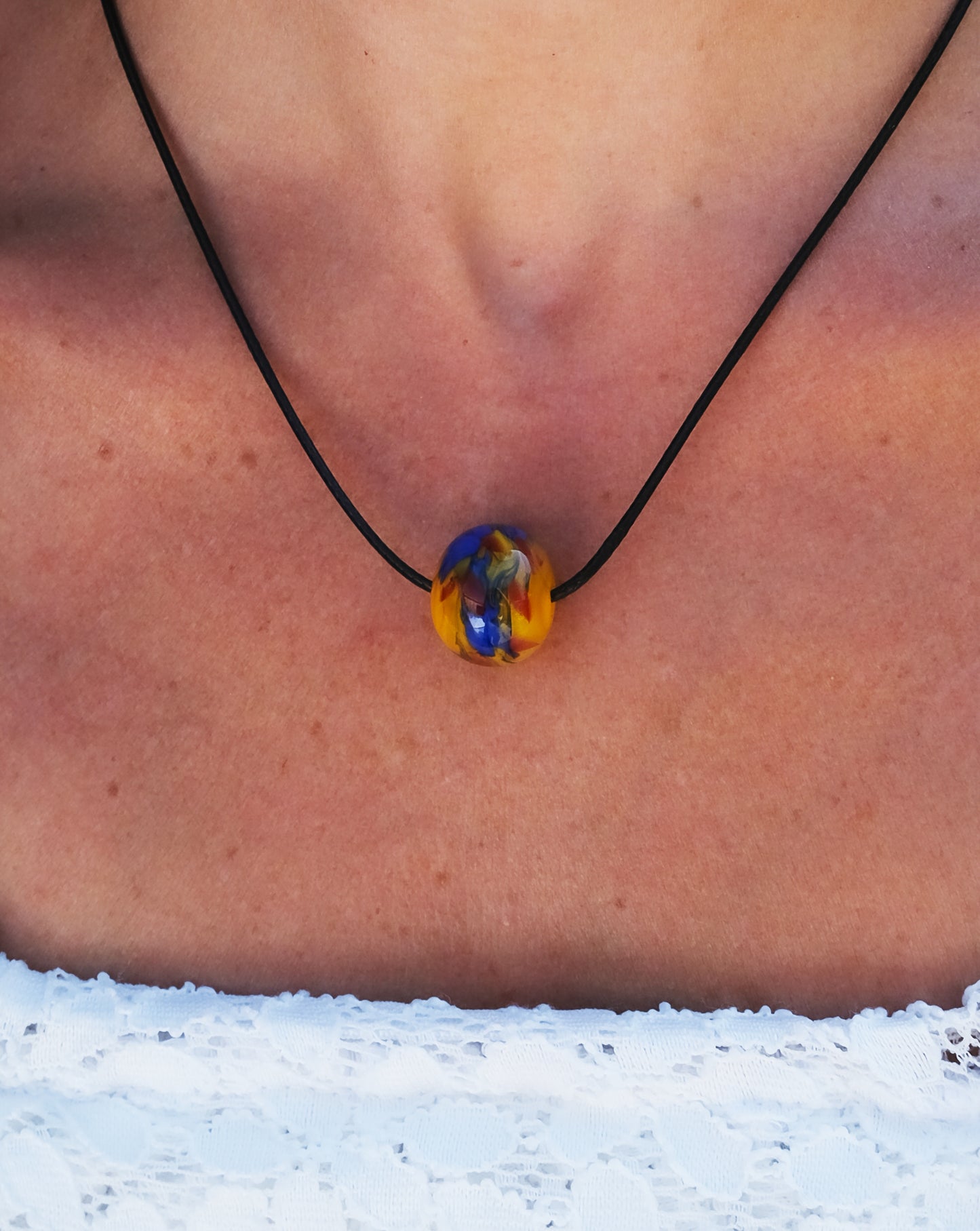 Collier en perle unique de Murano sur cordon noir
