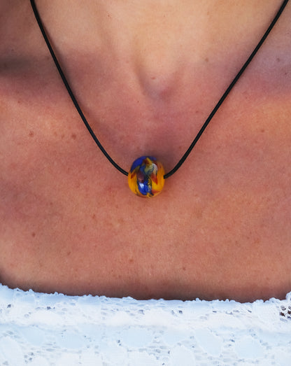 Collier en perle unique de Murano sur cordon noir