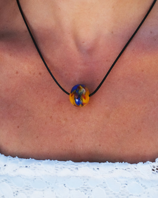 Collier en perle unique de Murano sur cordon noir