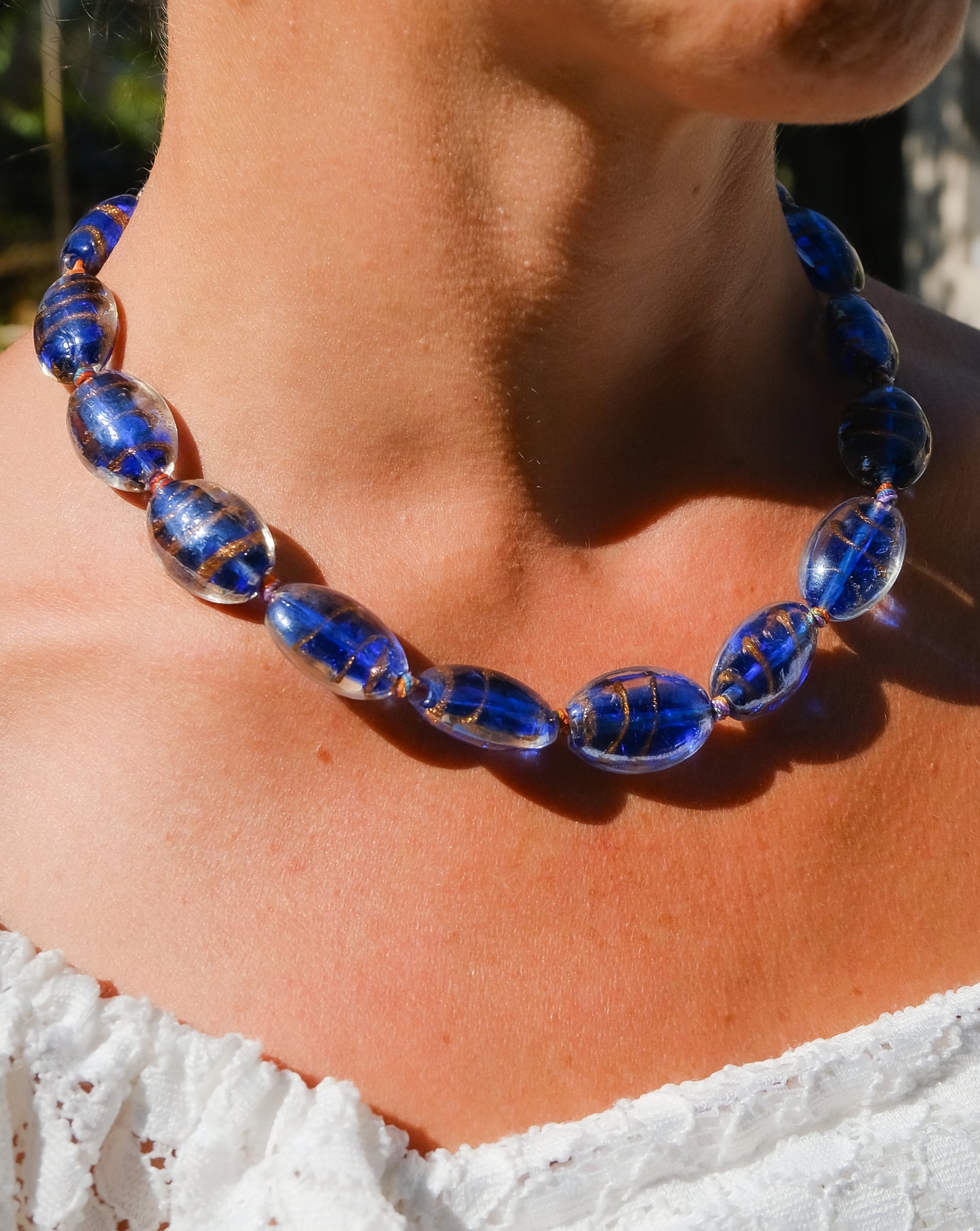 Collier en perles Murano bleu profond avec reflets dorés