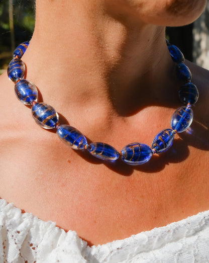 Collier en perles Murano bleu profond avec reflets dorés