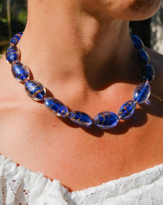 Collier en perles Murano bleu profond avec reflets dorés