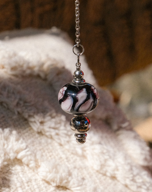 Pendule rose et noir en verre de Murano