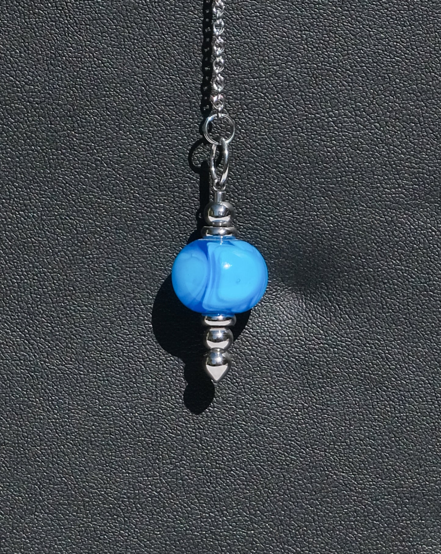 Pendule bleu ciel en verre de Murano