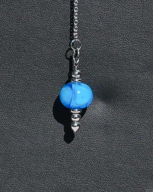 Pendule bleu ciel en verre de Murano
