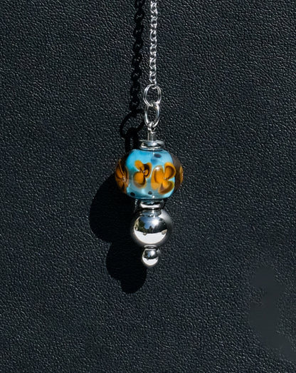 Pendule fleuri bleu et jaune en verre de Murano