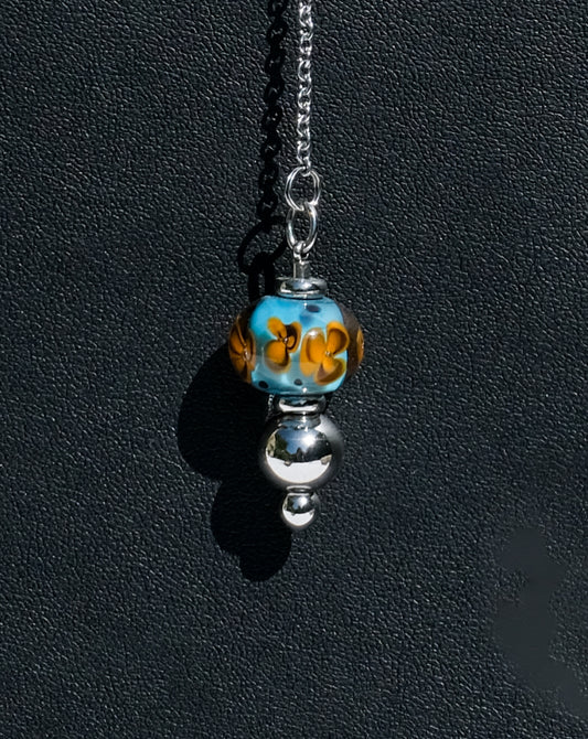 Pendule fleuri bleu et jaune en verre de Murano