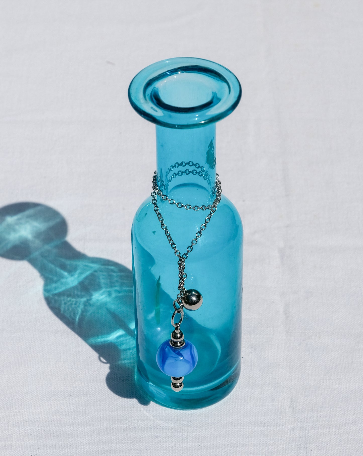 Pendule bleu ciel en verre de Murano