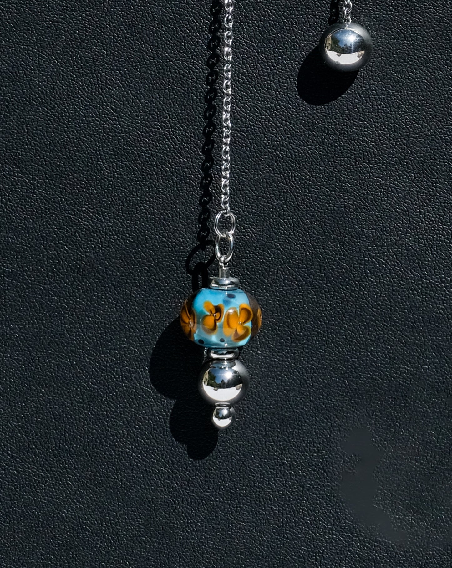 Pendule fleuri bleu et jaune en verre de Murano