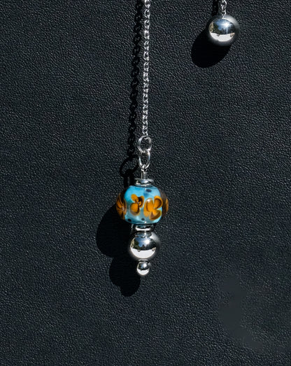 Pendule fleuri bleu et jaune en verre de Murano